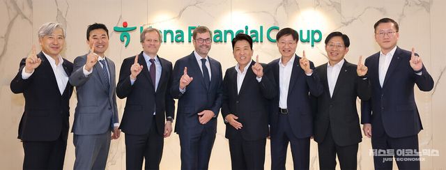 하나금융그룹은 지난 17일 서울시 중구 을지로 소재 하나금융그룹 명동 사옥에서 글로벌 최상위 사모펀드 운용사인 베인캐피탈(Bain Capital)과 최고경영자 미팅을 가졌다. 함영주 회장(사진 오른쪽에서 네번째), 이승열 부회장(사진 오른쪽에서 세번째), 강성묵 부회장(사진 오른쪽에서 두번째), 존 코노턴(John Connaughton) 베인캐피탈 글로벌 CEO(사진 왼쪽에서 네번째), 데이비드 그로스(David Gross) 베인캐피탈 공동대표(사진 왼쪽에서 세번째), 이정우 베인캐피탈 한국대표(사진 왼쪽에서 두번째)가 기념 촬영을 하고 있다.