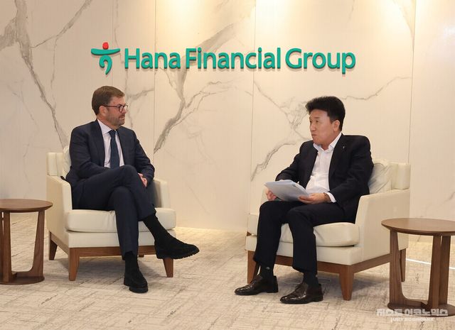 하나금융그룹은 지난 17일 서울시 중구 을지로 소재 하나금융그룹 명동 사옥에서 글로벌 최상위 사모펀드 운용사인 베인캐피탈(Bain Capital)과 최고경영자 미팅을 가졌다. 함영주 회장(사진 오른쪽)과 존 코노턴(John Connaughton) 베인캐피탈 글로벌 CEO(사진 왼쪽)가 국내 투자 확대 전략에 대한 의견을 나누고 있다.