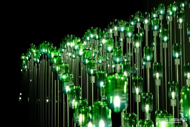 사진 출처=[아모레퍼시픽재단] 화장품 공병 활용 미디어 아트 작품 전시_박근호(참새)작가, Luminous Green&nbsp;