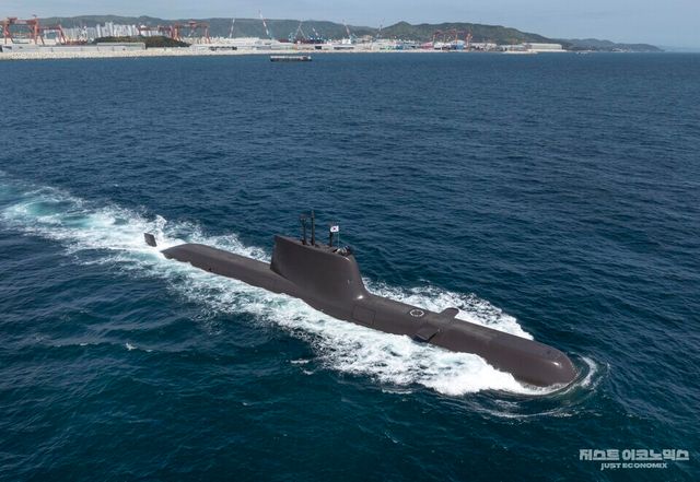 HD현대중공업이 건조해&nbsp;2016년 대한민국 해군에 인도한 장보고-Ⅱ(214급)&nbsp;잠수함 ‘윤봉길함’의 시운전 모습