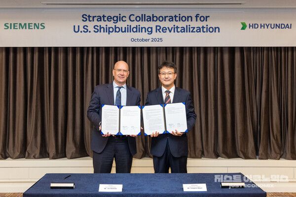&nbsp;HD현대와 지멘스가 ‘APEC 2025’ 행사가 열린 경주에서 ‘미국 조선산업의 현대화 및 기술 경쟁력 강화를 위한 전략적 업무협약(MOU)’을 체결했다(사진 왼쪽부터 지멘스 조 보먼(Joe Bohman) CTO, HD현대 문상민 글로벌전략부문장)