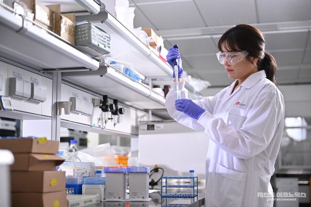 사진 출처 = LG화학 _&nbsp;LG화학 연구원이 신약물질을 분석하고 있다