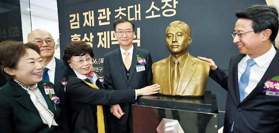 6일 대전 한국표준과학연구원에서 초대 표준연 소장을 지낸 고(故) 김재관 박사의 흉상 제막식이 열렸다. 김 박사의 배우자 양혜숙(왼쪽 셋째) 한국공연예술원 이사장과 아들 김원준(맨 오른쪽) 삼성글로벌리서치 대표가 흉상에 손을 얹고 있다.