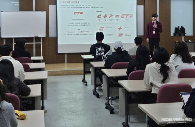 사진은 고용노동부 재맞고 사업과 연계한 기업현장체험 프로그램 (CTR그룹)의 한 장면