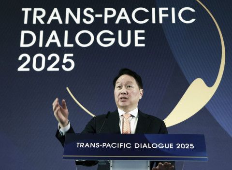 최태원 SK그룹 회장 겸 최종현학술원 이사장이 21일 미국 워싱턴DC 샐러맨더 호텔에서 열린 ‘TPD2025’에서 개회사를 하고 있다