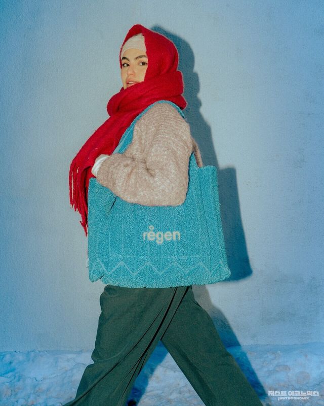 효성티앤씨가 루프인더스트리, 플리츠마마와 함께 폐섬유에서 원사를 뽑아내 가방을 제작했다