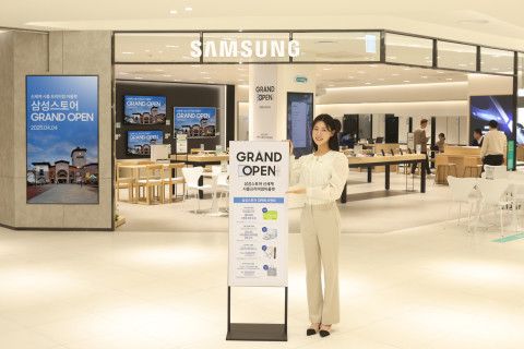 삼성스토어 신세계 시흥프리미엄아울렛이 가전과 스마트폰을 아우르는 체험 공간으로 새 단장하고 그랜드 오픈했다