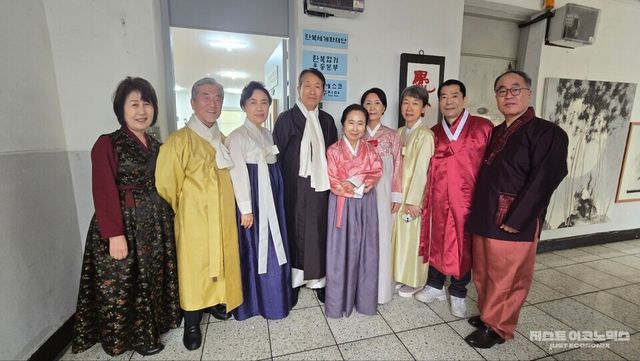 &nbsp;'한복생활'의 유네스코 인류무형문화유산 등재를 추진하는 한복세계화재단이 5일 창립총회를 열고 본격적인 활동에 들어갔다. 사진은 창립총회를 마친 발기인 등이 재단 사무실 앞에서 기념사진을 찍은 모습.