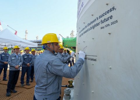 아람코 알 카타니 사장이 안전기원 서명을 하고 있다