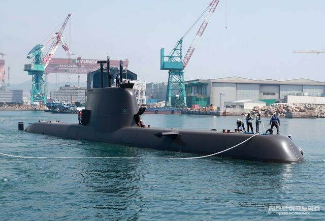 214급 디젤잠수함 '윤봉길함'이 창정비 시운전을 마치고 입항 중인 모습