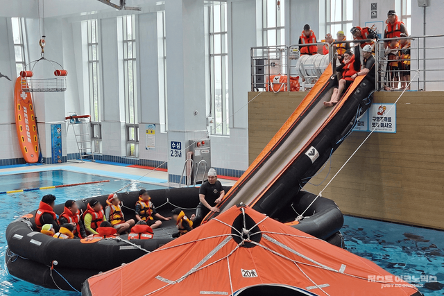 수중 안전체험 교육에 참여 중인 그룹홈 아동