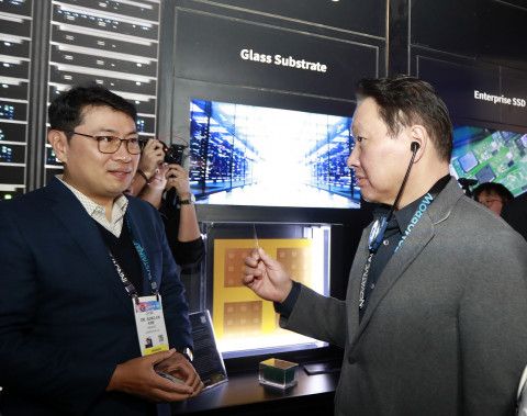 최태원 SK 회장이 지난 1월 미국 라스베이거스에서 열린 ‘CES 2025’ 행사장에 마련된 SK 전시관에서 유리기판을 살펴보고 있다