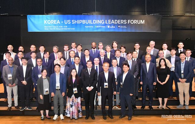 24일(화) 경기도 성남시 판교 HD현대 글로벌R&D센터에서 열린 '한·미 조선협력 전문가 포럼(Korea-US Shipbuilding Leaders Forum)'에서 양국 정부 관계자 및 조선·해양 분야 전문가들이 단체 기념촬영을 하고 있다