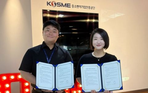 유동영 뉴챕터 대표(왼쪽)와 김서영 헤리티지 커넥션 대표가 업무협약 체결 후 기념사진을 촬영하고 있다