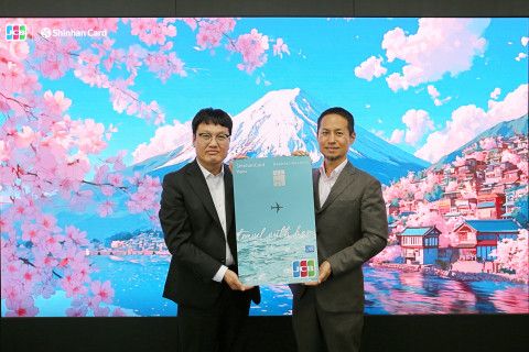 신한카드는 일본 프리미엄 호텔·리조트 브랜드 ‘호시노 리조트(Hoshino Resorts)’, 일본 국제 카드 브랜드 ‘JCB’와 협업해 '신한카드 Haru(Hoshino Resorts)’를 출시했다고 29일 밝혔다. 27일 오후 서울 중구 신한카드 본사에서 열린 기념행사에 참석한 박창훈 신한카드 사장(사진 왼쪽)과 요우카와 JCB 인터내셔날 사장이 기념사진을 촬영하고 있다