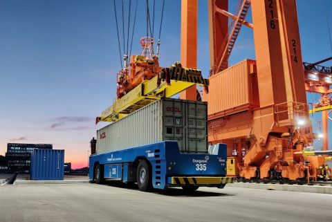 현대로템이 부산 신항 7부두에 공급한 항만 AGV