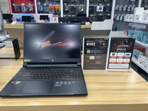 롯데하이마트에 전시된 에이서 니트로 V 16