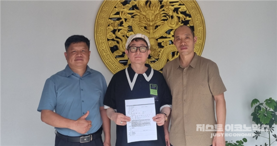 사진 왼쪽부터 중국 상무부 손세거(쑨스쥐) 주임, 한국의 (주)떠돌이별지환보 제작자겸 작가 정구양 대표, 중국 합작 제작 및 투자사 丑橘（北京）传媒有限公司 장철성 대표겸 중국 측 감독