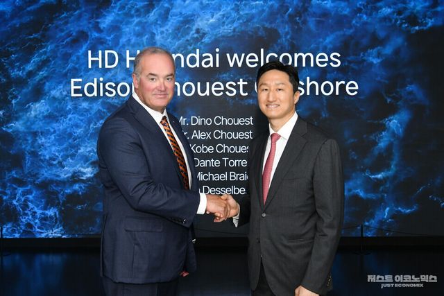 HD현대와 ‘에디슨 슈에스트 오프쇼어(Edison Chouest Offshore)’&nbsp;社가 최근 미국 내 컨테이너 운반선 공동 건조를 위한 세부 협력방안 등을 논의했다(사진 오른쪽부터 정기선&nbsp;HD현대 수석부회장,&nbsp;디노 슈에스트(Dino Chouest)&nbsp;에디슨 슈에스트 오프쇼어 대표).