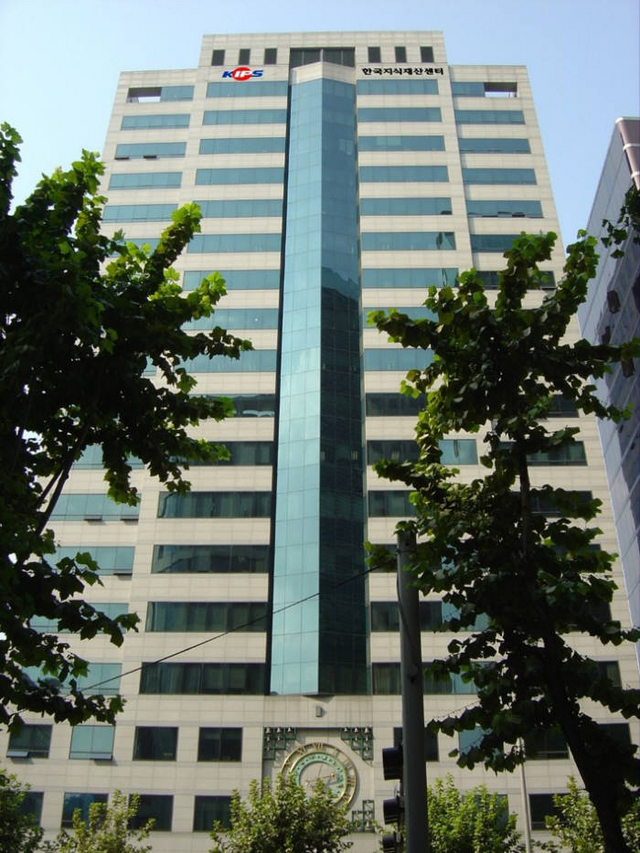 &nbsp; &nbsp;사진속 건물은 e삼성을 지원하는 삼성그룹 인터넷팀(구조본 소속)이 활동 근거지로 삼은 곳은 역삼동 삼성중공업빌딩 17층.&nbsp; e삼성의 금융포털인 가치네트도 같이 입주. 현재는 한국발명진흥회 지식재산센터 건물이다