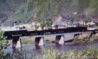 도문에서 남양으로 밥수수 500톤 실은 기차가 북·중 국경 다리을 넘고 있다.1995.5.30