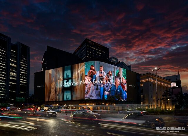 9월 1일, 신세계 명동 본점 외벽 초대형 미디어 파사드인 '신세계 스퀘어'에서 상영한 모습