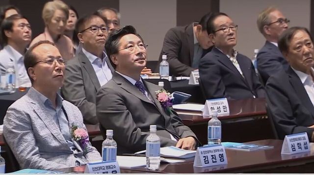 진행워터웨이 심학섭 대표 등이 토론자로 참석한 '2025 건강한 물찾기 리빙랩:물의여정' 세미나 행사장 모습. 사진=연합뉴스TV캡처.