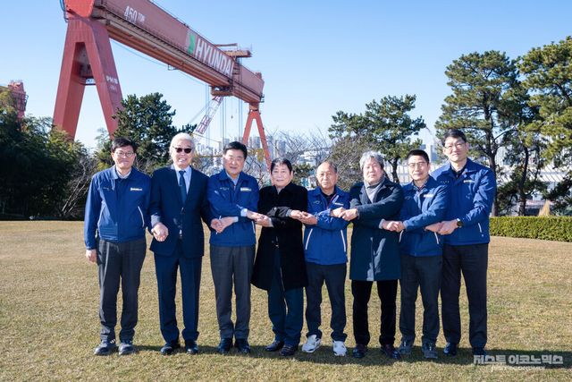 HD현대 권오갑 명예회장이 울산&nbsp;HD현대중공업 영빈관에서 전임 노조 지부장들과 상생 오찬을 가졌다(사진 왼쪽 두 번째부터 정병모&nbsp;20대 노조 지부장,&nbsp;권오갑 명예회장,&nbsp;백형록&nbsp;21대 노조 지부장,&nbsp;박근태&nbsp;22대 노조 지부장,&nbsp;조경근&nbsp;23대 노조 지부장,&nbsp;정병천&nbsp;24대 노조 지부장)