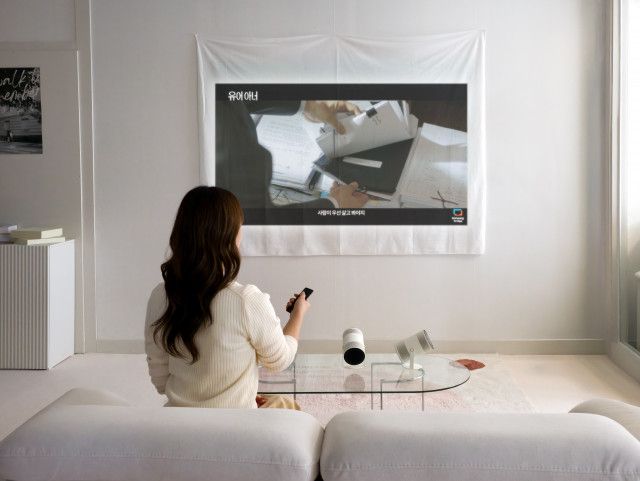 삼성전자 모델이 혁신적인 AI 포터블 프로젝터 ‘더 프리스타일+’를 소개하고 있다