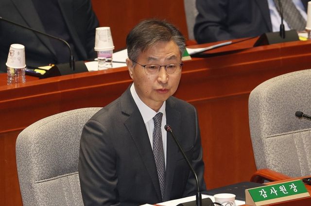 최재해 감사원장이 29일 국회 예결위 회의에서 의원의 질문에 답하고 있다. 연합뉴스