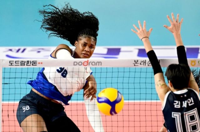 현대건설의 외국인 공격수 모마가 29일 김천실내체육관에서 열린 도드람 2024-2025 V리그 여자부 한국도로공사와 경기에서 스파이크를 시도하고 있다. 배구연맹 제공