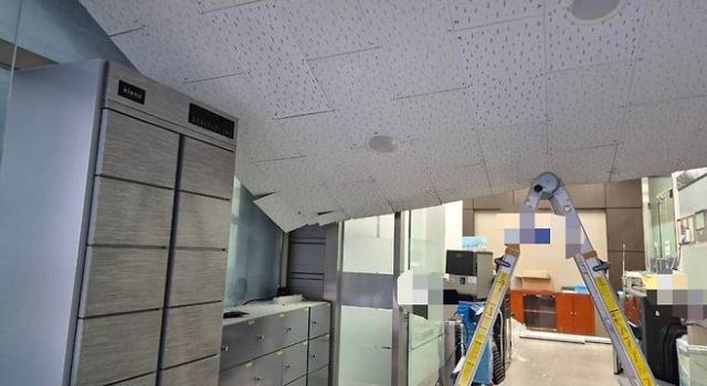 29일 오후 용인 처인구 모현읍의 한 연구업체 출입구 캐노피가 무너지면서 내부 천장이 함께 내려 앉아 소방당국이 현장을 수습하고 있다. 경기도소방재난본부 제공