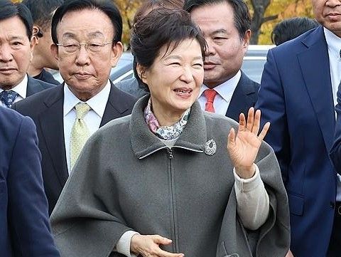 박근혜 전 대통령이 지난 14일 오전 경북 구미코에서 열린 '박정희 전 대통령 탄신 107돌 문화행사'에 참석하기 위해 행사장으로 이동하고 있다. 연합뉴스