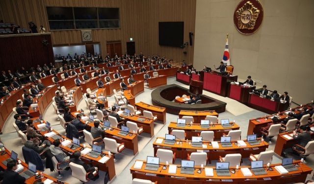 29일 국회에서 열린 예산결산특별위원회 전체회의에서 박정 위원장이 야당 단독으로 감액 예산안을 통과시키고 있다. 연합뉴