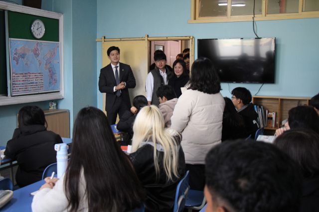 국민의힘 김용태 의원이 아시아공동체학교에 방문해 수업 참관을 하고 있다. 의원실 제공