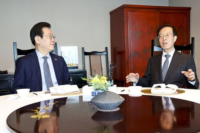 더불어민주당 이재명 대표가 28일 여의도 한 식당에서 이석연 전 법제처장과 만나 대화하고 있다. 이대표는 이날 정치 보복의 고리를 끊겠다고 선언과 관련해 “그게 내 기본 입장”이라고 답했다. 연합뉴스