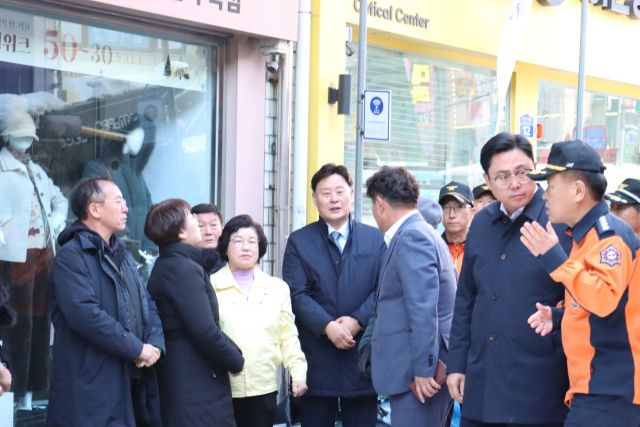 지난 28일 경기도의회 더불어민주당 최종현 대표의원(가운데)과 이용욱 총괄수석 부대표(오른쪽에서 두 번째)가 의왕 도깨비 시장의 폭설 피해를 살펴보고 있다. 경기도의회 제공.