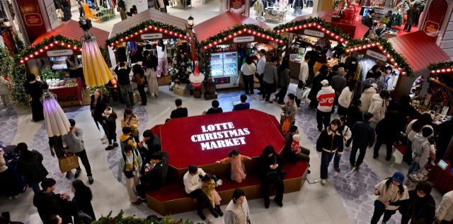 11월 마지막 주말인 30일 오후 롯데백화점 타임빌라스 수원에 마련된 크리스마스 마켓을 찾은 시민들이 연말 분위기를 즐기고 있다. 오는 1월 5일까지 센터홀과 2층의 출입구 광장 등 180평의 공간에서 유럽풍으로 꾸며진 마켓에서 다양한 물품을 구매할 수 있다. 윤원규기자