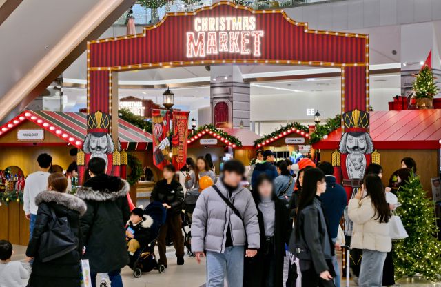 11월 마지막 주말인 30일 오후 롯데백화점 타임빌라스 수원에 마련된 크리스마스 마켓을 찾은 시민들이 연말 분위기를 즐기고 있다. 오는 1월 5일까지 센터홀과 2층의 출입구 광장 등 180평의 공간에서 유럽풍으로 꾸며진 마켓에서 다양한 물품을 구매할 수 있다. 윤원규기자