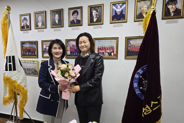 한국여성스포츠회 13대 회장에 당선된 이진숙 동아오츠카 전무이사(왼쪽)가 박주희 부회장으로 부터 축하 꽃다발을 받고있다.한국여성스포츠회 제공