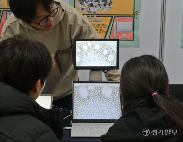 30일 오전 용인특례시 HL인재개발원에서 열린 '미래를 만드는 과학교육, 2024 경기과학교사한마당'에서 도내 초·중·고등학교 과학교사들이 미래형 과학실 박람회를 둘러보고 있다. 경기도 교육청이 주관한 이날 행사에서는 다양한 특강과 우수한 지도 사례 및 과학교육 성과를 공유하고 미래형 과학수업 체험으로 현장 중심의 과학교육 확산을 위해 마련됐다. 윤원규기자