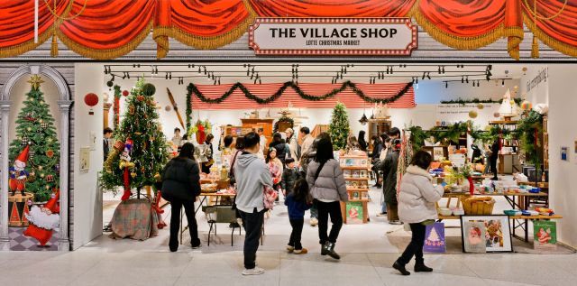 11월 마지막 주말인 30일 오후 롯데백화점 타임빌라스 수원에 마련된 크리스마스 마켓을 찾은 시민들이 연말 분위기를 즐기고 있다. 오는 1월 5일까지 센터홀과 2층의 출입구 광장 등 180평의 공간에서 유럽풍으로 꾸며진 마켓에서 다양한 물품을 구매할 수 있다. 윤원규기자