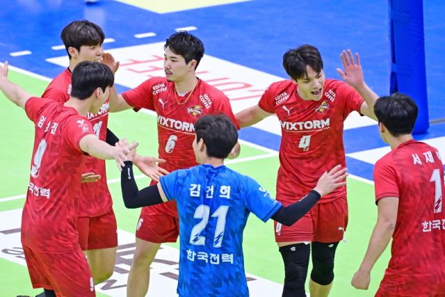 서울 우리카드와의 V리그 2라운드 홈경기서 3-0 승리를 거두고 5연패를 탈출한 수원 한국전력 선수들이 득점 후 기뻐하고 있다.KOVO 제공