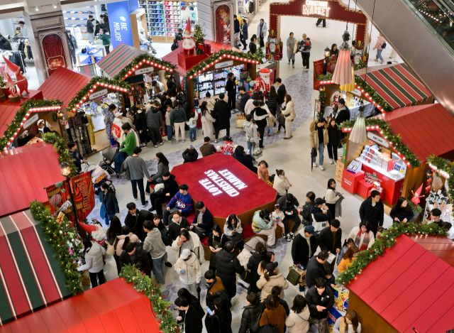 11월 마지막 주말인 30일 오후 롯데백화점 타임빌라스 수원에 마련된 크리스마스 마켓을 찾은 시민들이 연말 분위기를 즐기고 있다. 오는 1월 5일까지 센터홀과 2층의 출입구 광장 등 180평의 공간에서 유럽풍으로 꾸며진 마켓에서 다양한 물품을 구매할 수 있다. 윤원규기자