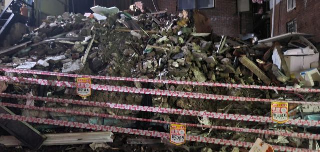 성남 신흥동 주택 붕괴 건물 철거 작업이 마무리돼 쌓여있는 폐기물. 독자 제공