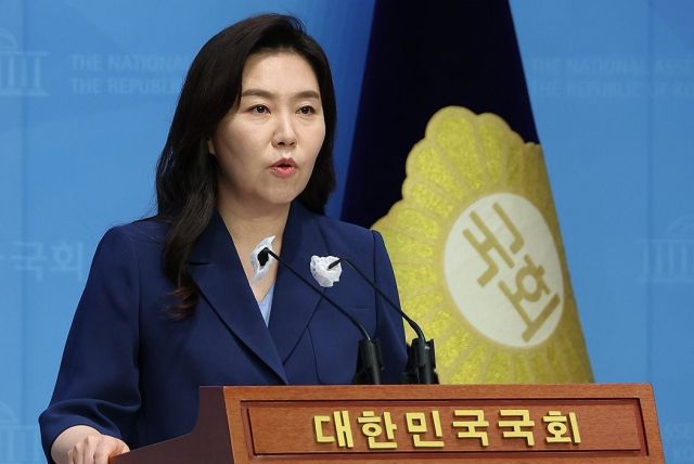 국회 소통관에서 언론 대상으로 브리핑을 하고 있는 더불어민주당 강유정 원내대변인. 연합뉴스