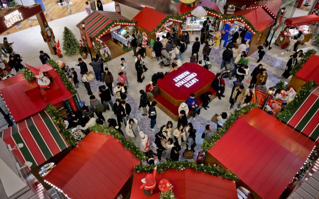 11월 마지막 주말인 30일 오후 롯데백화점 타임빌라스 수원에 마련된 크리스마스 마켓을 찾은 시민들이 연말 분위기를 즐기고 있다. 오는 1월 5일까지 센터홀과 2층의 출입구 광장 등 180평의 공간에서 유럽풍으로 꾸며진 마켓에서 다양한 물품을 구매할 수 있다. 윤원규기자