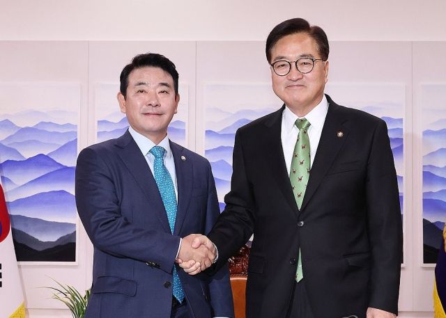 우원식 국회의장(오른쪽)이 28일 오전 국회에서 박정 예산결산특별위원회 위원장과 회동하고 있다. 연합뉴스