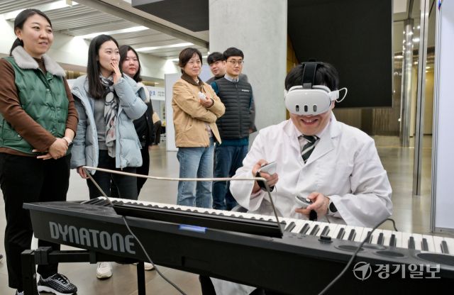 30일 오전 용인특례시 HL인재개발원에서 열린 '미래를 만드는 과학교육, 2024 경기과학교사한마당'에서 도내 초·중·고등학교 과학교사들이 미래형 과학실 박람회를 둘러보고 있다. 경기도 교육청이 주관한 이날 행사에서는 다양한 특강과 우수한 지도 사례 및 과학교육 성과를 공유하고 미래형 과학수업 체험으로 현장 중심의 과학교육 확산을 위해 마련됐다. 윤원규기자