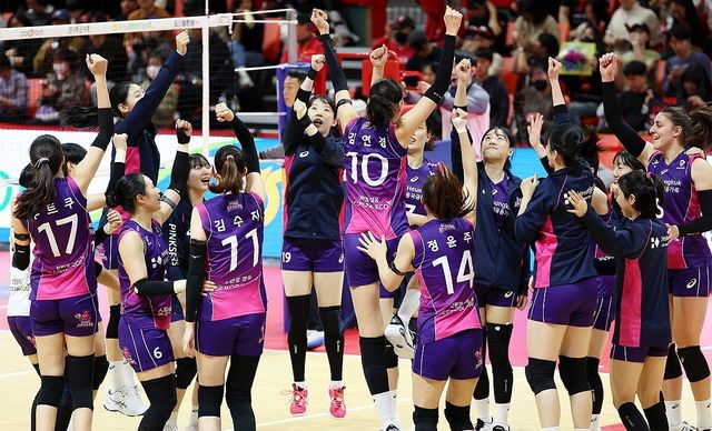 1일 광주 페퍼스타디움에서 열린 여자 프로배구 광주 페퍼저축은행전서 3대0 승리를 거둔 인천 흥국생명 선수들이 환호하고 있다.연합뉴스